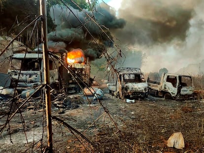 Vehículos quemados en el ataque en Hpruso, en el Estado Kayah de Myanmar, este viernes.
