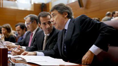 González, derecha, en el Pleno de la Asamblea del 6 de noviembre.