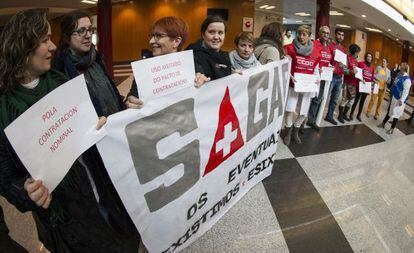 Concentración de personal sanitario en el hospital de Santiago contra la precariedad laboral.