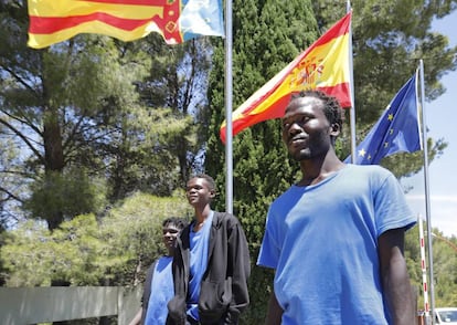 Tres de los migrantes del 'Aquarius' alojados en el centro educativo de Cheste, en Valencia.