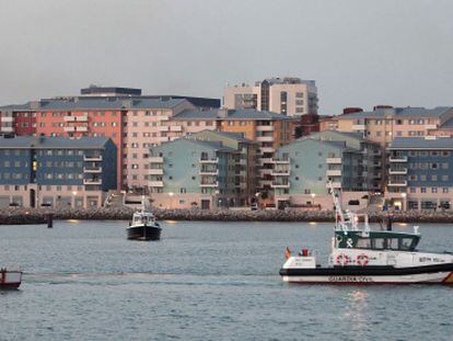 El pesquero &#039;Divina Providencia&#039; escoltado por la Guardia Civil y al fondo vigilado por una patrullera de la polic&iacute;a de Gibraltar.