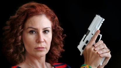 La diputada bolsonarista Carla Zambelli posa días atrás con una de sus armas.