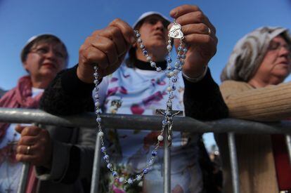 Un devoto sostiene un rosario mientras espera que empiece la misa al aire libre donde el Papa canonizará a Jacinta y Francisco Marto, el 13 de mayo.