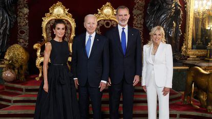 La reina Letizia, el presidente de EE UU, Joe Biden, Felipe VI y la primera dama estadounidense, Jill Biden, posan en el Palacio Real de Madrid, antes de la cena de gala