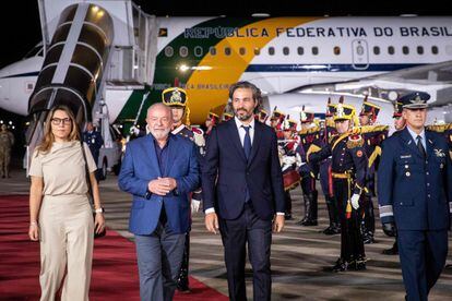 Luiz Inácio Lula da Silva (centro), su esposa Rosangela da Silva (izquierda) y el ministro de Relaciones Exteriores de Argentina, Santiago Cafiero en Buenos Aires, este domingo.