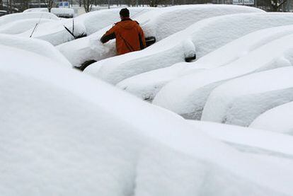 La nieve cubre los coches en el aparcamiento del aeropuerto de Edimburgo (Escocia).