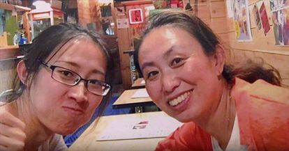 Jiang Ge y su madre, en una captura de un v&iacute;deo de Youtube.