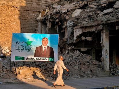 Cartel electoral junto a edificios destrozados por los combates entre el Ejército iraquí y el Estado Islámico, el pasado día 3 en Mosul.