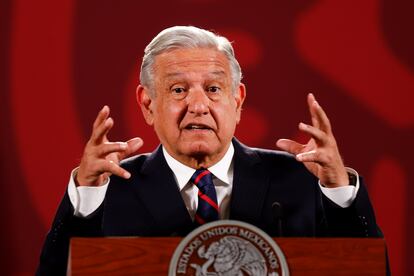 El presidente mexicano, Andrés Manuel López Obrador, habla durante una conferencia de prensa en Ciudad de México.