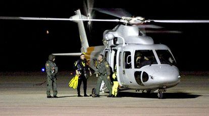 Un equipo de rescate aterriza en el aeropuerto de Almería durante las tareas de búsqueda de los tres personas desaparecidos.