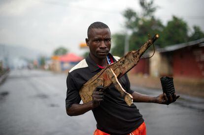 Un hombre posa con un rifle de madera en Buyumbura (Burundi). El Tribunal Constitucional de Burundi autorizó la candidatura del presidente del país, Pierre Nkurunziza, a las elecciones del próximo junio para optar a un tercer mandato, aspiración que ha desencadenado violentas protestas en los últimos nueve días.