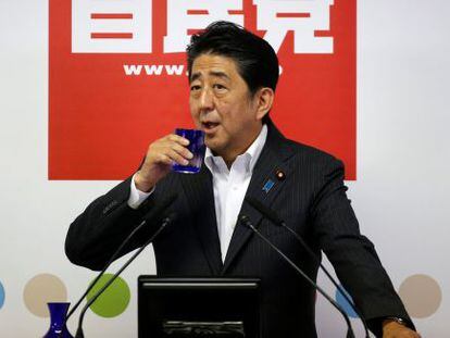 El primer ministro nip&oacute;n y l&iacute;der del Partido Dem&oacute;crata Libera, Shinzo Abe, en la rueda de prensa tras vencer en las elecciones a la C&aacute;mara Alta. 