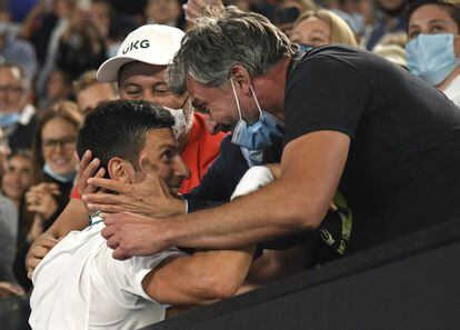 Djokovic celebra con su entrenador, Goran Ivanisevic, y el resto de su equipo la victoria en Melbourne. “Cuando era pequeño soñaba con ser número uno y ganar en Wimbledon. Pero ahora, viendo las cosas con perspectiva, puedo decir que Rod Laver es la pista”, explicó al conseguir el que fue su tercer Abierto de Australia de forma consecutiva.