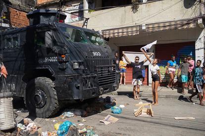 Una mujer protesta frente a un vehículo utilizado por la policía en el operativo, este 21 de julio.