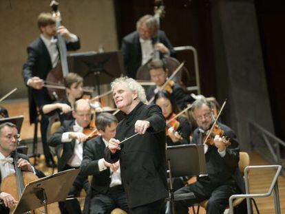 Simon Rattle dirige a la Filarm&oacute;nica de Berl&iacute;n en la Philharmonie berlinesa.