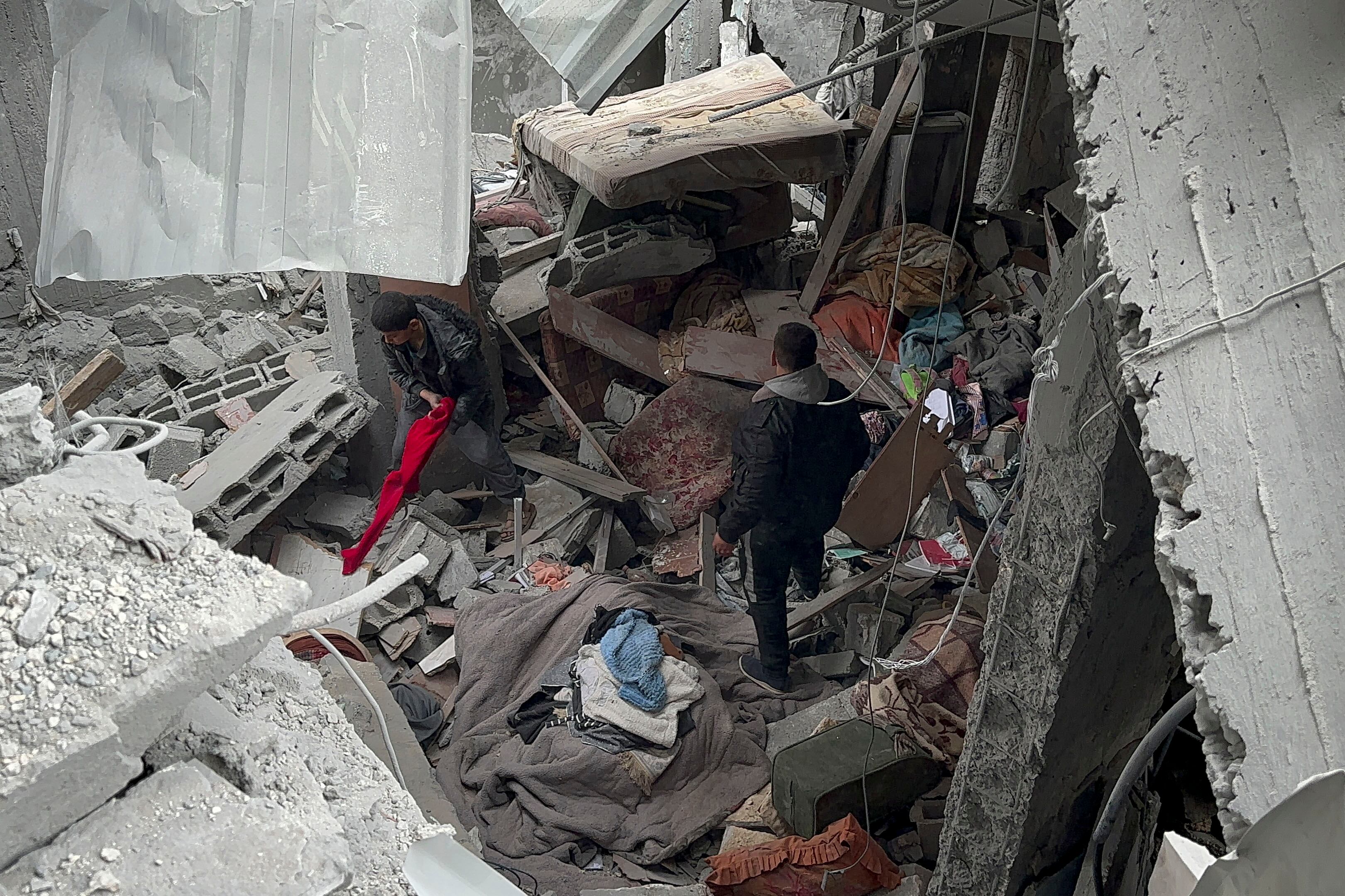 Escombros tras un bombardeo israelí en Rafah, Palestina, este domingo.