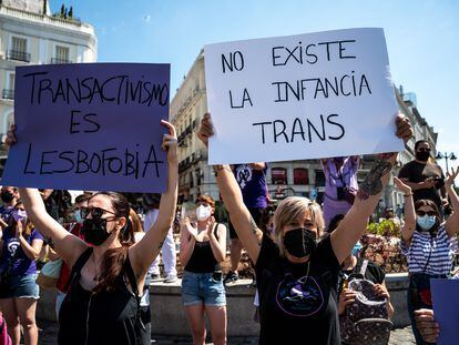Protesta feminista ante el Congreso contra la 'ley trans', en Madrid en junio de 2021.