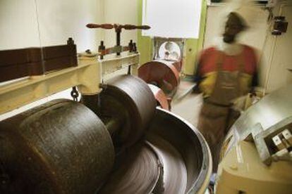 Proceso de mezcla del chocolate en la Grenada Chocolate Company, en la isla de Granada.