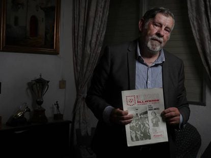 Rafael Muga, con el primer ejemplar de la revista 'Olímpico Villaverde'.