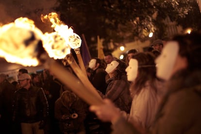 <b>8 de marzo de 2010.</b> Manifestación con antorchas y máscaras en el Día Internacional de la Mujer en Valencia para reivindicar el fin de la violencia de género.