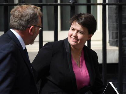 El diputado escocés David Mundell y la líder de los Tory de Escocia, Ruth Davidson, salen del 10 de Downing Street este lunes.