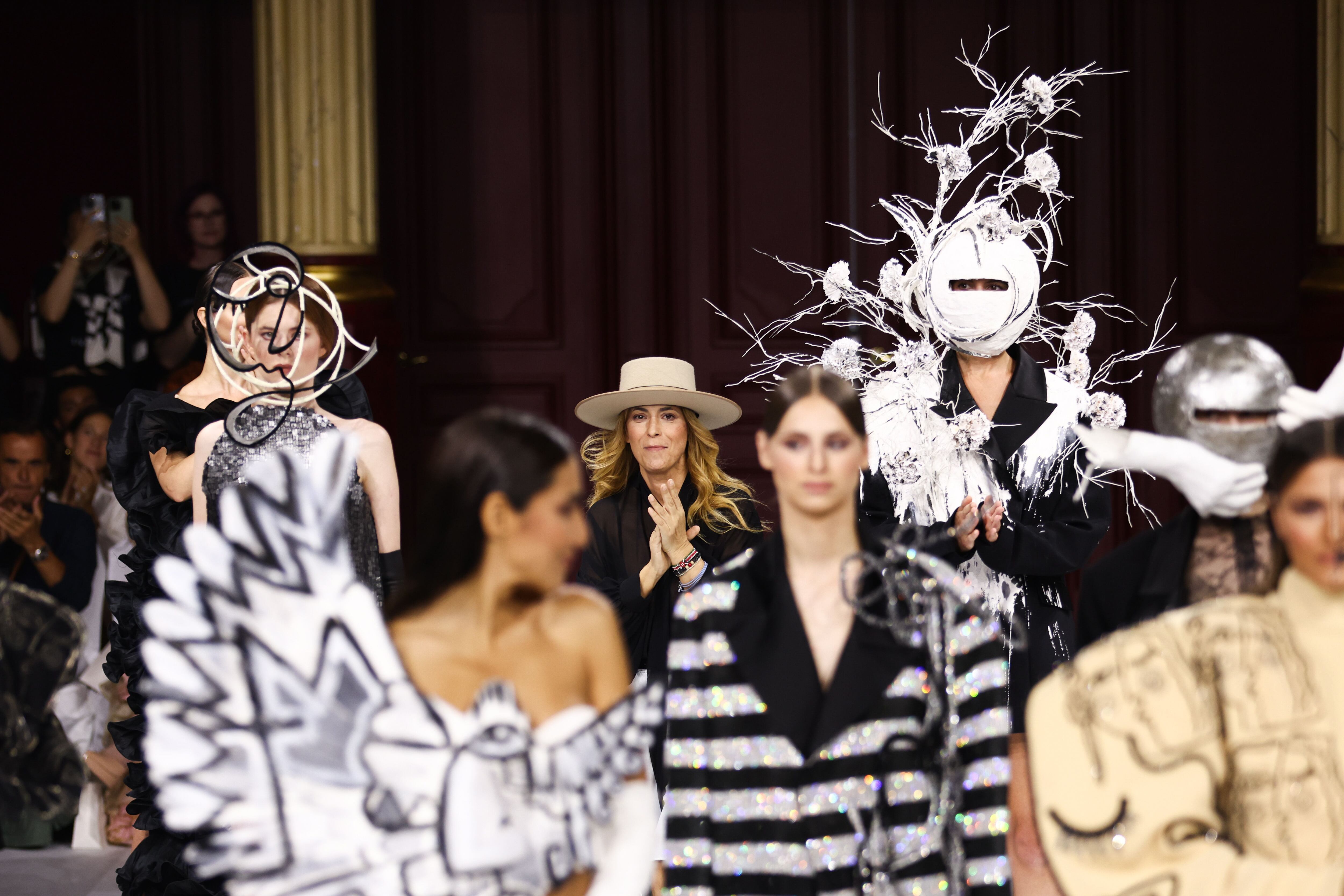 La diseñadora Juan Martín (con sombrero) salida tras su desfile de alta costura en la semana de la moda de París, celebrado este jueves.