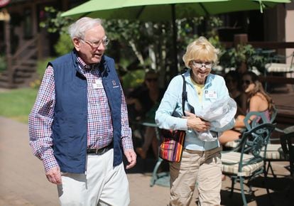 Warren Buffett y su esposa, Astrid, en Sun Valley (Idaho, EE UU), en 2014.