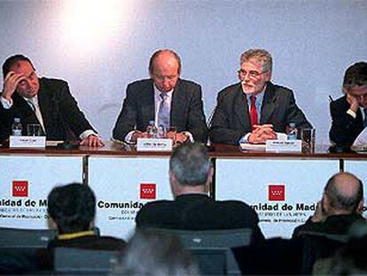 De izquierda a derecha, Xavier Güell, Rafael Spottorno y Manuel Aguilar, ayer durante la presentación del ciclo <b></b><i>Música de hoy 2003</i>.