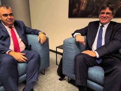 Santos Cerdán, número 3 del PSOE, y Carles Puigdemont, durante una de sus reuniones en las oficinas de Junts en el Parlamento Europeo en Bruselas.