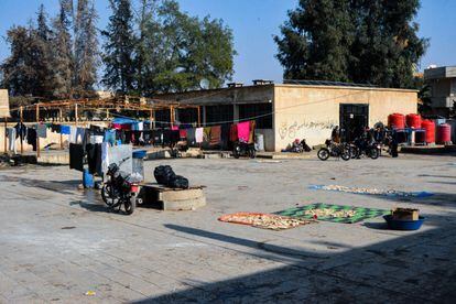 Vista amplia del patio del colegio abandonado de Tal Tamr, donde viven 25 familias desplazadas de la cercana Ras Al Ayn, desde 2019, por los bombardeos turcos. Se pueden ver los tanques de agua donados por organizaciones y restos de pan que guardan por la escasez.