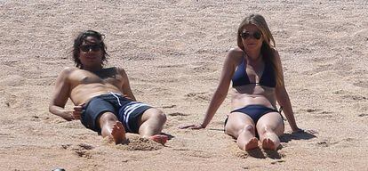 Gwyneth paltrow y su novio Brad Falchuk en la playa.