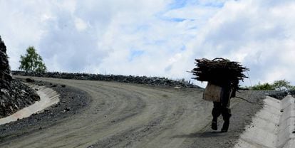 Un campesino camina por la nueva carretera rural que va de Chitomax a Pajales, en el municipio de Cubulco (Baja Verapaz, Guatemala).