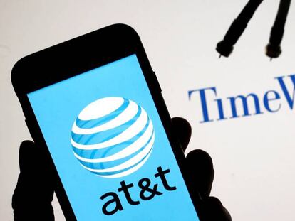 Logotipos de AT&amp;T y Time Warner.
