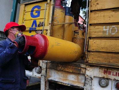 Un hombre carga un tanque de gas LP, en Ciudad de México.