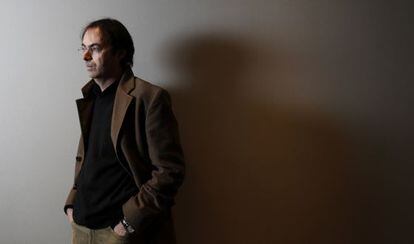 El poeta Vicente Valero, autor de 'Extraños'