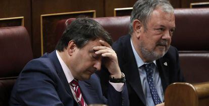 Los diputados del PNV Aitor Esteban y Pedro Azpiazu durante el debate de investidura.