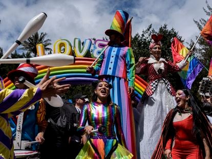 Un espectáculo con música, zancos y malabares en la celebración la marcha LGBTIQ+, en Bogotá, este 3 de julio.