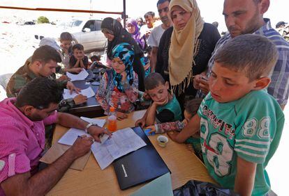 Los refugiados sirios obtienen una identidad en la frontera de Libia y Siria, el 28 de junio.