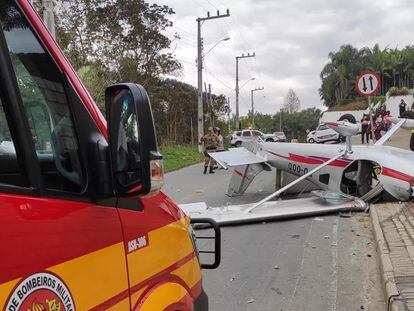 Una avioneta se estrella en mitad de la calle en Brasil