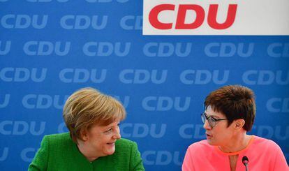 La canciller alemana, Angela Merkel (izquierda) y la primera ministra del Estado del Sarre, Annegret Kramp-Karrenbauer, antes de comenzar la reunión de la ejecutiva de la CDU este lunes.