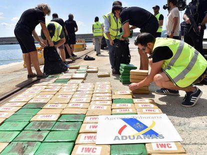 Agentes de la Agencia Tributaria decomisan cocaína de un yate que navegaba al oeste de Ibiza.