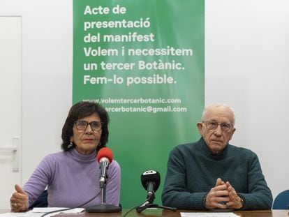 Ofelia Vila y Vicent Àlvarez, portavoces del movimiento ciudadano para un tercer Botànic, en la rueda de prensa anterior a la presentación del manifiesto en El Micalet, en Valencia.