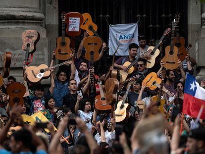 Concentración para cantar canciones de Víctor Jara frente a la Biblioteca Nacional de Chile, en Santiago, durante las protestas de 2019.
