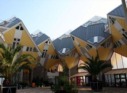 Originales viviendas de Rotterdam formadas por cubos inclinados.