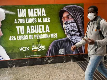 El cartel electoral de Vox en la estación de Cercanías de Sol de Madrid.