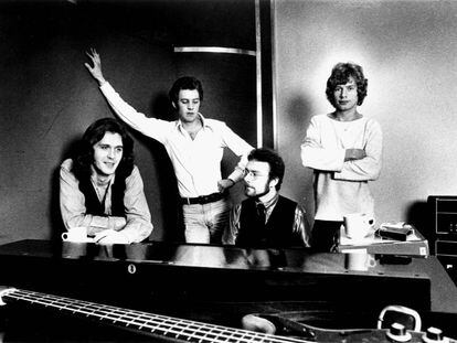 De izquierda a derecha, John Wetton, David Cross, Robert Fripp y Bill Bruford de King Crimson en 1974.