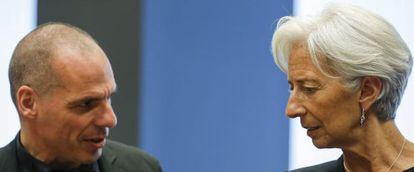 Varufakis y Lagarde se saludan durante la reuni&oacute;n del Eurogrupo en Luxemburgo el pasado 18 de junio. 
 