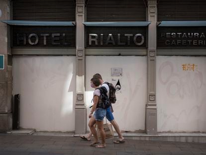 El Hotel Rialto cerrado en el centro de Barcelona