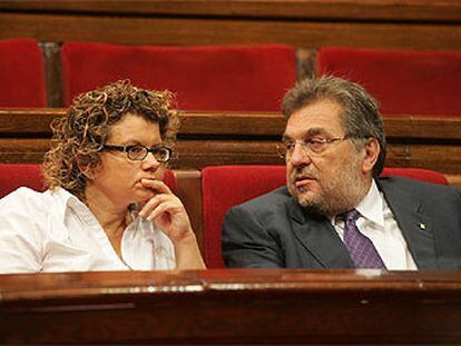 Marina Geli, con el consejero de Agricultura de la Generalitat, Antoni Siurana, ayer en el Parlamento catalán.