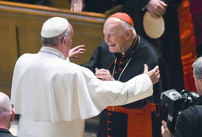 El papa Francisco (de espaldas) saluda al cardenal y arzobispo emérito Theodore McCarrick, en septiembre de 2015 en Washington.